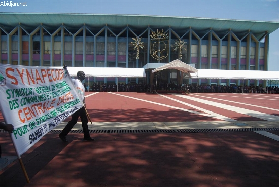 Côte d`Ivoire: panache de fumée près du palais présidentiel (AFP)